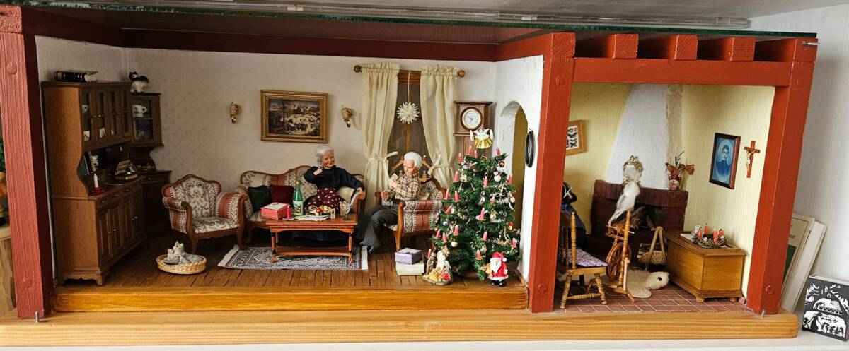 Blick in eine weihnachtlich angehauchte Puppenstube aus der Sammlung von Margit Mahr 