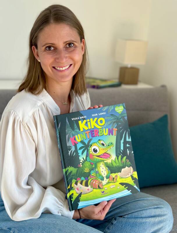 Viola Ahles mit ihrem Kinderbuch „Kiko Kunterbunt"