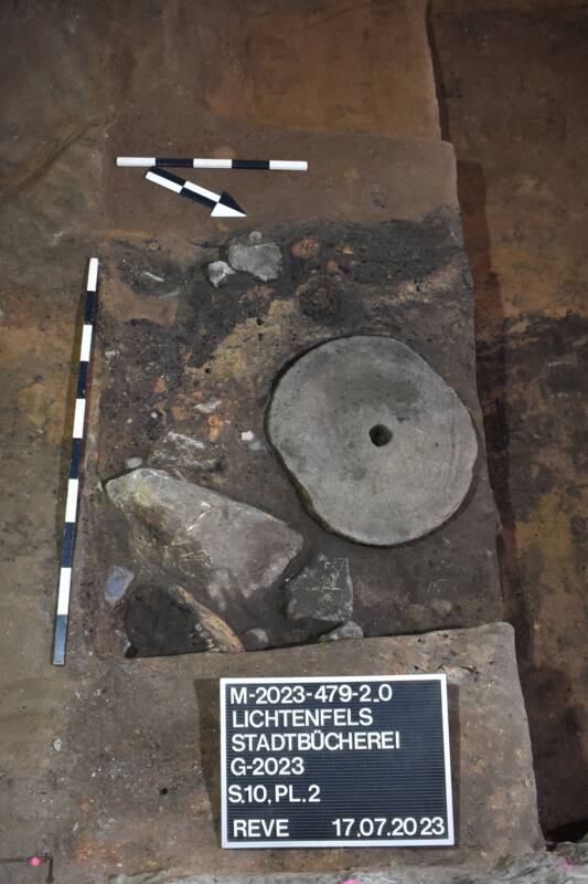 Mahlstein-in-Grabenverfüllung_S10_Pl-2