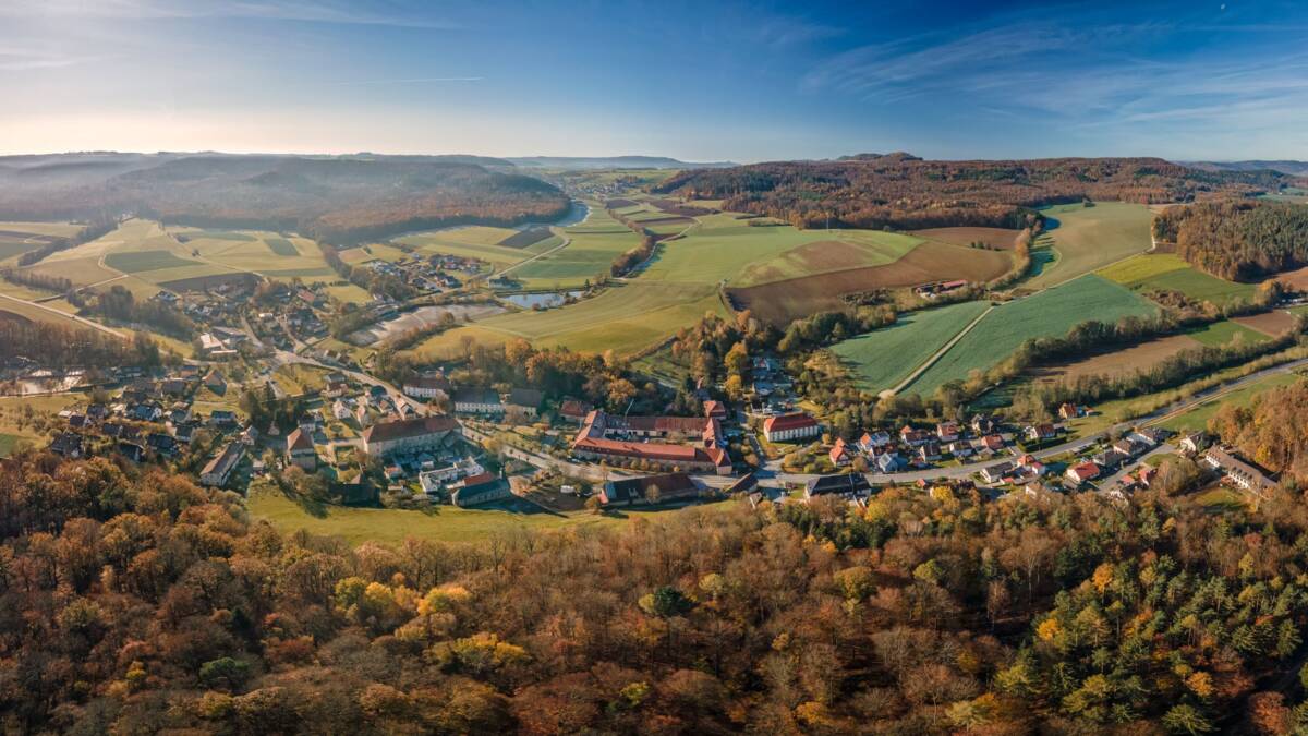 Klosterlandschaft Langheim_im Hintergrund rechts der Naturwald 14Hlg_Foto_Morhard Architekturbuero Lichtenfels